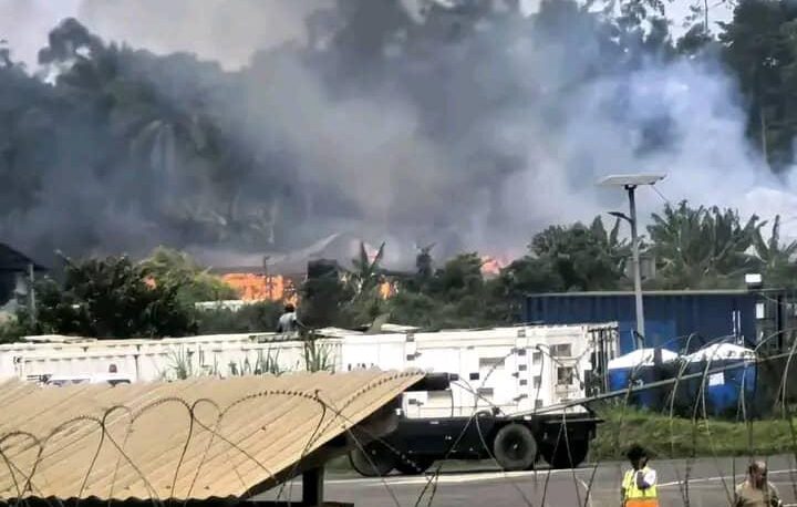 A fire broke out on Wednesday, 11 March 2026, at Mavivi Airport, located in the Beni region. The flames engulfed a large part of the administrative facilities before the emergency services arrived. According to initial information gathered at the scene, a wooden building housing several airport service offices was completely destroyed. Although no official statement has yet been made by airport or local authorities, multiple sources point to a domestic cause. The fire is believed to have been caused by the improper use of a gas stove in the restaurant located directly opposite the Directorate General of Migration (DGM) office. The flammable structure of the building allowed the flames to spread rapidly, rendering the situation uncontrollable within minutes. The intervention of MONUSCO fire trucks was decisive in limiting the spread of the blaze to other critical airport infrastructure. Thanks to their deployment, the fire was contained, thus avoiding even greater material damage. At present, the exact extent of the material damage and lost documents remains to be determined. No loss of life has been reported so far, but there are fears that some administrative services may be temporarily suspended. The competent authorities are expected to issue an official statement to clarify the exact circumstances of this tragedy and assess its impact on airport operations in this part of North Kivu province. Written by Azarias Mokonzi